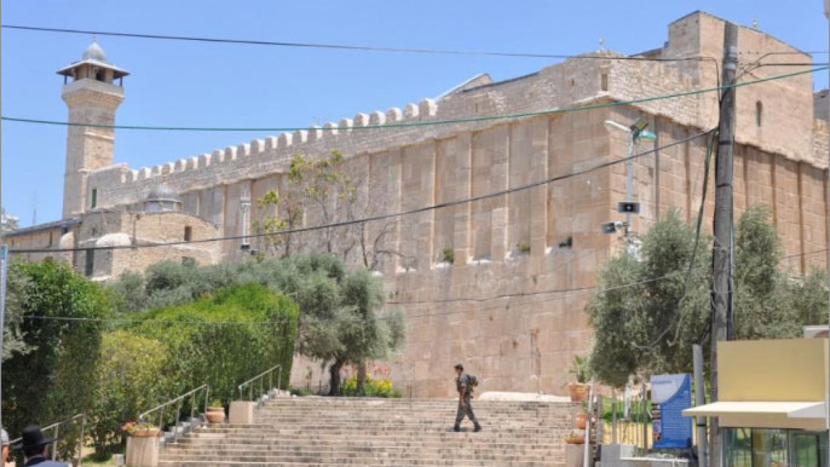 The occupation refuses to hand over the entire facilities of the Ibrahimi Mosque to the Palestinian Endowments news